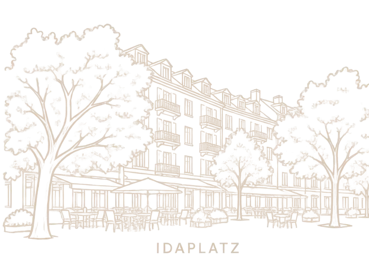 Zeichnung: Idaplatz mit Bäumen und Café-Tischen