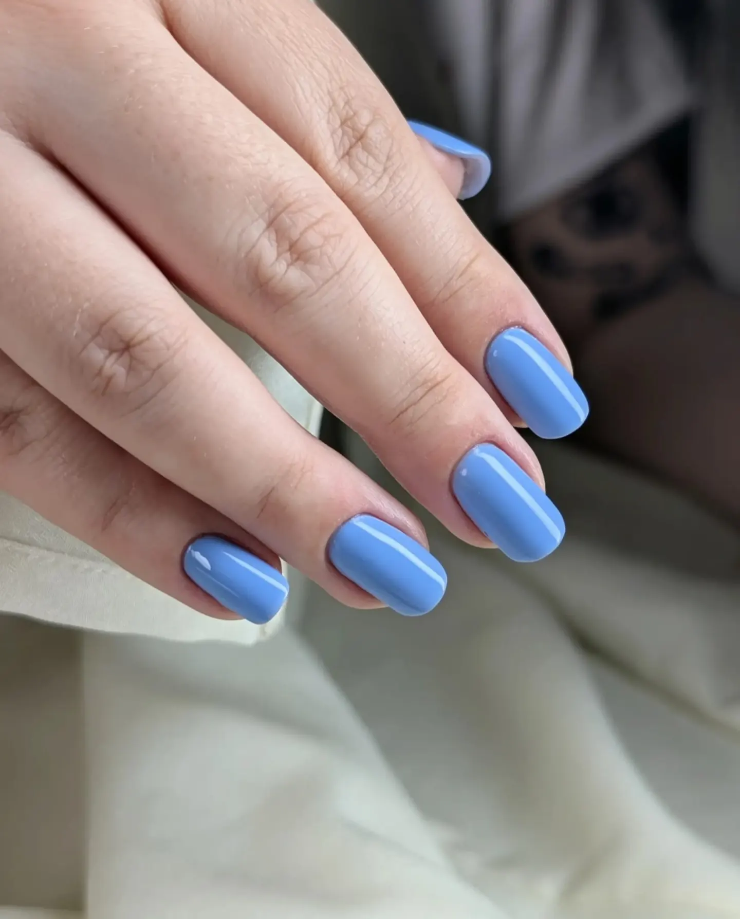 Kurze Nägel in glänzendem Kornblumenblau