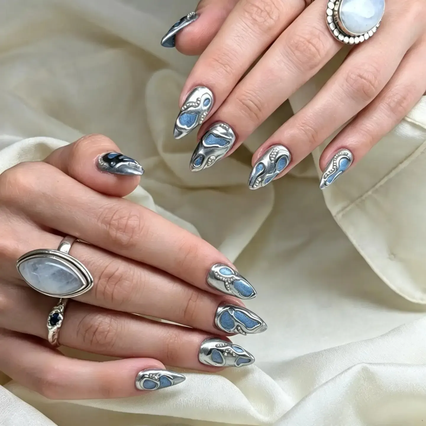 Nägel mit Chromeffekt und plastischem Gel-Design