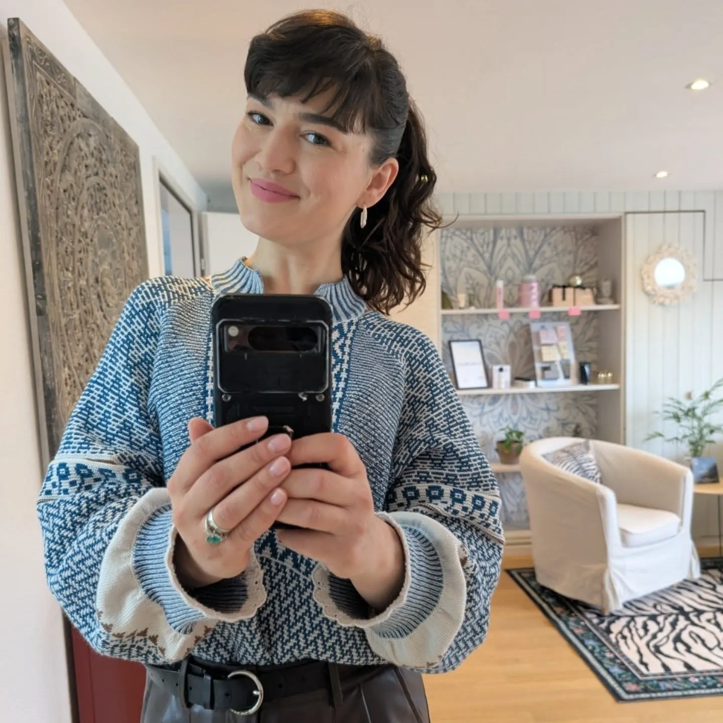 Denisa im Spiegel ihres Studios