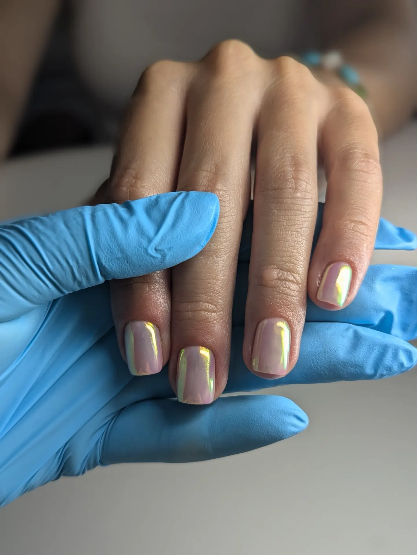 Kurze natürliche Nägel mit Perlmutt-Finish