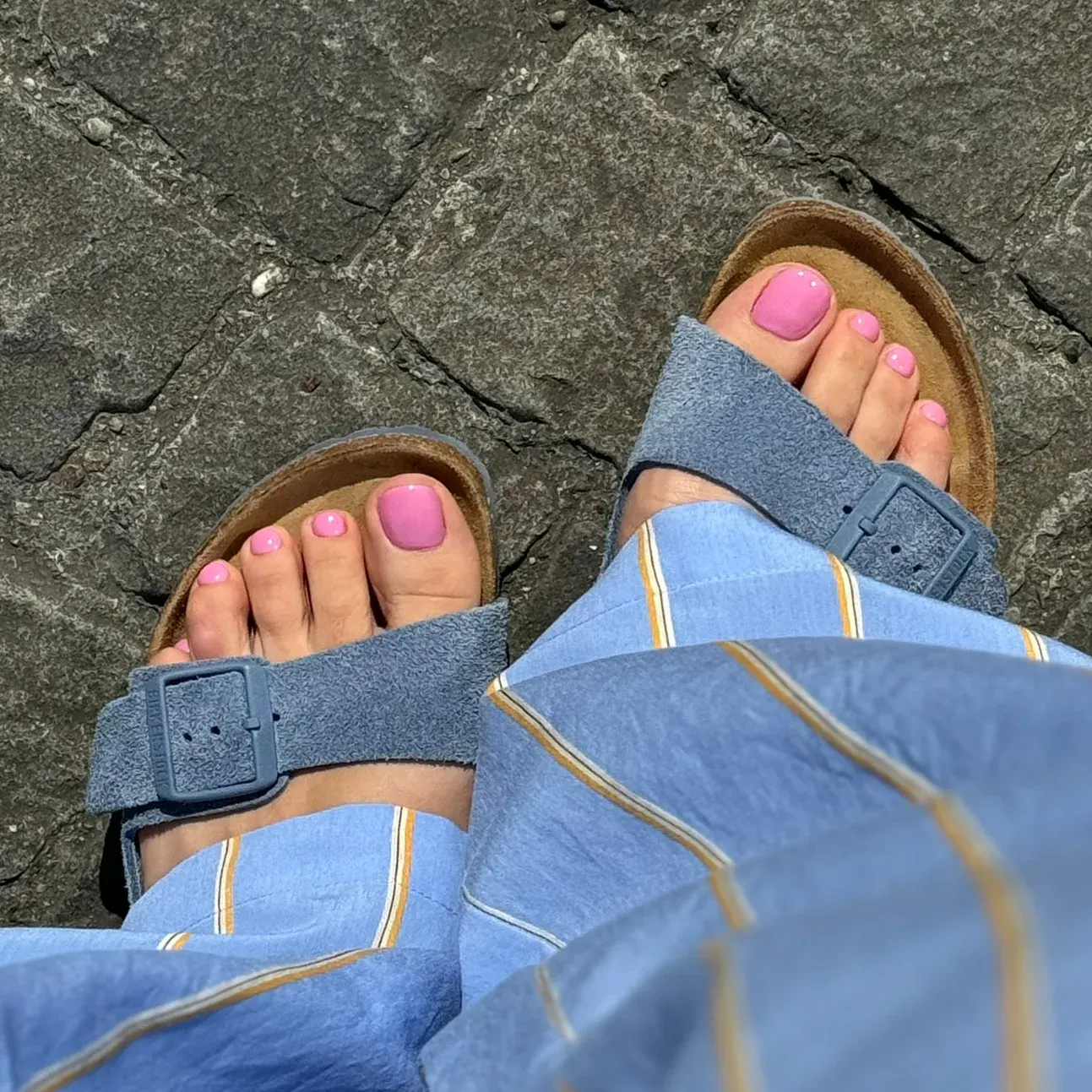 Pediküre in Rosa, Füsse in Wildledersandalen