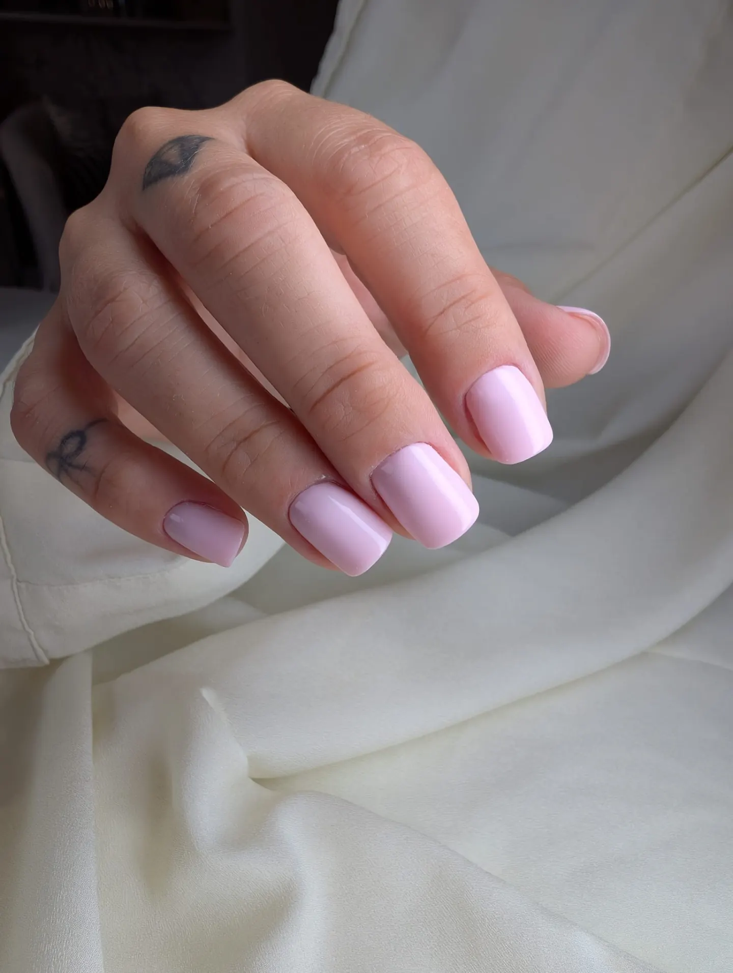 Kurze, eckige Nägel in Pastellrosa